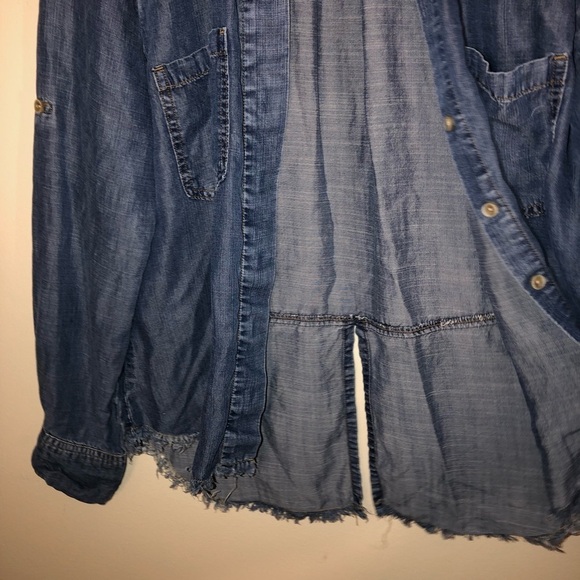 Anthropologie Cloth & Stone Split Back Chambray Button Down Blue Size Medium - Picture 9 of 11
